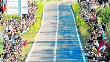 <b>LLENAZO. </b>Miles de aficionados en las cunetas de Cataluña.