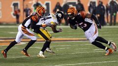 Antonio Brown a punto de recibir el golpe de Vontaze Burfict que ayud&oacute; a decidir el partido.