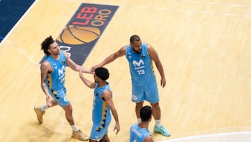 Michael Carrera, ala-pívot del Movistar Estudiantes, recibe las felicitaciones de Alec Wintering y Kevin Larsen