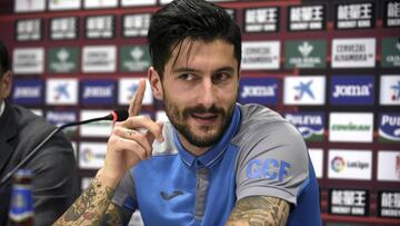 El centrocampista internacional griego Panagiotis Kone, cedido hasta final de temporada por el Udinese italiano, durante su presentaci&oacute;n como uno de los fichajes invernales del Granada, hoy en la Ciudad Deportiva del club nazar&iacute;. 