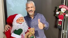 Posiblemente muchos de los 'mortales' nos identifiquemos con el famoso presentador de televisión. Él mismo ha reconocido en alguna ocasión que siempre lleva bastantes décimos para el Sorteo de Navidad, aunque no todos los compra él. Además, nunca ha obtenido un gran premio pero sí alguna que otra alegría, como los 300 euros que le tocaron una vez.