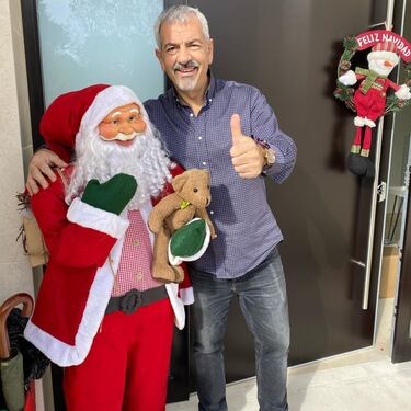 Posiblemente muchos de los 'mortales' nos identifiquemos con el famoso presentador de televisión. Él mismo ha reconocido en alguna ocasión que siempre lleva bastantes décimos para el Sorteo de Navidad, aunque no todos los compra él. Además, nunca ha obtenido un gran premio pero sí alguna que otra alegría, como los 300 euros que le tocaron una vez.