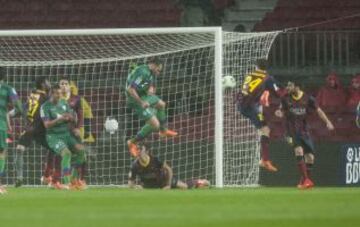 0-1. Vyntra remata de cabeza un saque de esquina a la espalda de Sergi Roberto que anota en propia puerta.