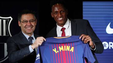 Yerry Mina junto Bartomeu en su presentaci&oacute;n