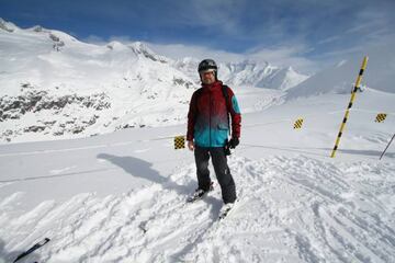 El autor en la estación Riederalp con el glaciar Aletsch al fondo.