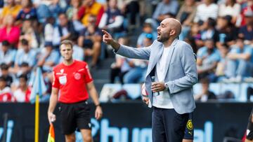 Claudio Giráldez da instrucciones durante el partido contra el Girona en Balaídos.
