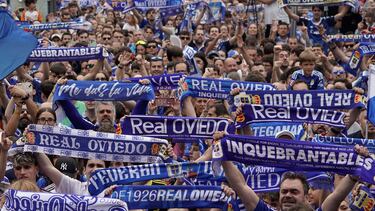 OVIEDO (ASTURIAS), 22/06/2025.- La afición del Real Oviedo celebrando con los jugadores el ascenso a Primera División, este domingo en la capital asturiana. EFE/Paco Paredes