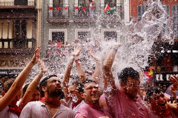 Ambiente en la Plaza Consistorial, plaza que está situada en el corazón del Casco Antiguo de Pamplona, donde se realiza el Chupinazo.