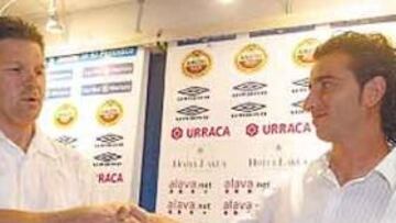 <b>BIENVENIDO. </b>Piterman presentó ayer a Jandro como nuevo jugador del Alavés.