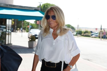 Maribel Yébenes a su llegada al tanatorio de Tres Cantos donde se celebró el funeral por Caritina Goyanes.