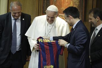 En febrero de 2015, el papa Francisco recibi車 una camiseta del Barcelona de manos de su presidente por aquel entonces, Josep Mar赤a Bartomeu, durante la clausura del Congreso Mundial de Scholas Ocurrentes en el Vaticano.