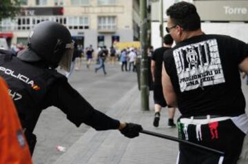 Incidentes entre policía y afionados italianos antes del comienzo del partido de semifinales de Champions League Real Madrid-Juventus.