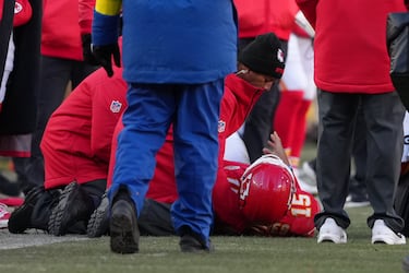 Patrick Mahomes es atendido tras lesionarse durante la segunda mitad de un partido de la NFL contra Los Angeles Chargers.