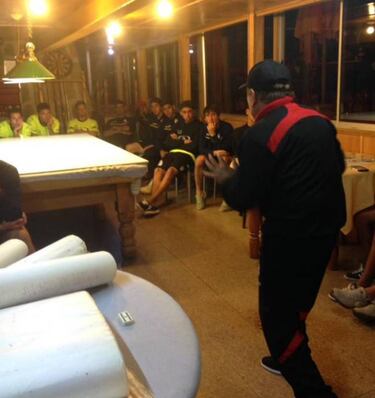 Los mega papelógrafos de 'Clavito' Godoy en Santiago Morning