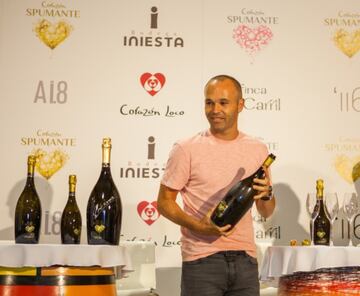 El autor del gol más celebrado en España entró en el mundo de la inmobiliaria, pero en lo que más se ha enfocado (además de su carrera como futbolista) es en su propio vino. Bodegas Iniesta es la principal apuesta del de Fuentealbilla, proyecto por el cual apostó desde hace varios años y en el que seguirá mucho tiempo más.