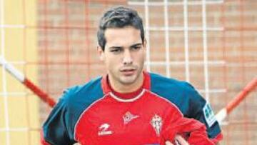 <b>PREOCUPADO. </b>Jairo corre con la sudadera del brazo en un entrenamiento del Sporting.