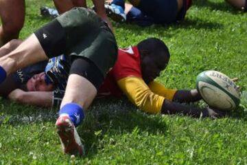 La Drola participa en una temporada regular jugando partidos reales contra equipos reales hechas por los jugadores libres. Este proyecto liderado por la asociación sin fines de lucro “Ovale Oltre le Sbarre” promueve los valores éticos del deporte jugando al juego: la observación de las normas, la lealtad, la solidaridad, el apoyo mutuo de los compañeros y el respeto a los oponentes.