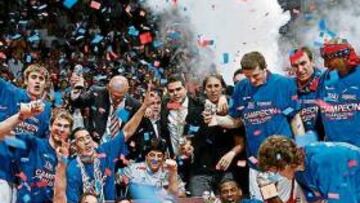 <b>LARGA NOCHE. </b>Los jugadores del Tau comenzaron la fiesta en el Fernando Buesa Arena y se extendió a la noche: el segundo título lo merecía.