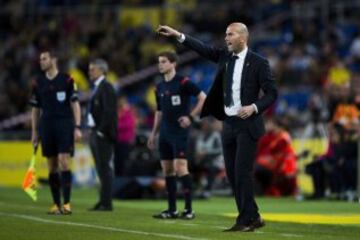 Head coach Zinedine Zidane of Real Madrid CF gives instructions during the La Liga match between UD Las Palmas and Real Madrid CF at Estadio de Gran Canaria on March 13, 2016 in Las Palmas, Spain.