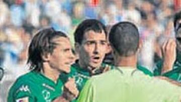 <b>ENFADO. </b>En el Betis no entienden que se mantengan las rojas.