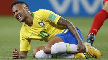 Neymar sujetándose la pierna tras sufrir un golpe en los octavos de final del Mundial de Rusia entre Brasil y Bélgica.