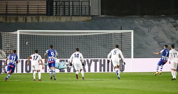 0-1. Lucas Pérez marcó de penalti el primer gol.