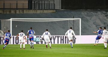 0-1. Lucas P¨¦rez marc¨® de penalti el primer gol.