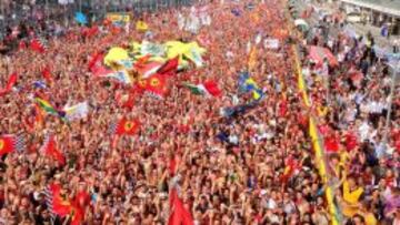 Aficionados celebrando la victoria de Ferrari en Monza.