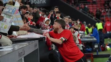 El capitán del Athletic Club, Iker Muniain, celebra con los aficionados la victoria y el pase a la final de la Copa del Rey.