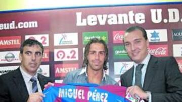 <b>MIGUEL CREE EN EL ASCENSO</b>. El madrileño festejó su renovación por dos años con el Levante y asegura que
pueden subir a Primera. "El Nàstic es el único equipo con el que no ascendí. Ayudaré para conseguirlo", aseguró.