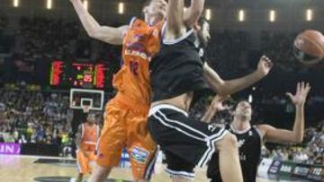 <b>GRAN PELEA. </b>Lishchuk busca un rebote ante Sonseca y Mumbrú.