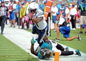 Eddie Royal de los San Diego Chargers salta por encima del jugador de los Jacksonville Jaguars.