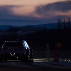 Thierry Neuville se coloca líder en una accidentada noche