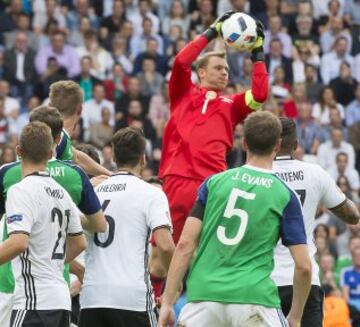 Manuel Neuer atrapa el balón. 
 