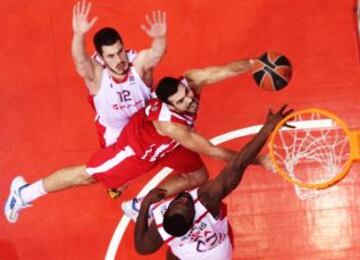 Kostas Sloukas lanza un tiro de malabarista.