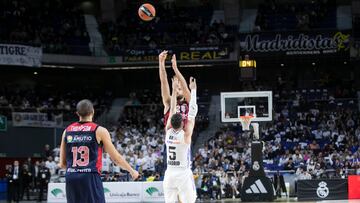 Matt Costello lanza ante Rudy Fernández el triple que dio la victoria al Cazoo Baskonia sobre el Real Madrid.