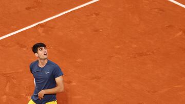 Spain's Carlos Alcaraz Garfia reacts as he plays against Greece's Stefanos Tsitsipas during their men's singles quarter final match on Court Philippe-Chatrier on day ten of the French Open tennis tournament at the Roland Garros Complex in Paris on June 4, 2024. (Photo by Emmanuel Dunand / AFP)