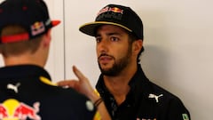 Verstappen y Ricciardo hablando en Barcelona.