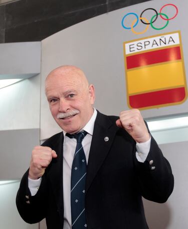 El asturiano Enrique Rodríguez Cal ‘Dacal’, ganador de la única medalla lograda por España en los Juegos Olímpicos de Múnich 1972, bronce en el peso minimosca, falleció el 23 de noviembre en Avilés, víctima de ELA, a los 71 años. Rodríguez Cal fue el único púgil español que consiguió medallas en los tres principales torneos de carácter amateur: Juegos Olímpicos (bronce en 1972), Campeonato del Mundo (bronce en 1974) y Campeonato de Europa (bronce en 1973 y plata en 1975). Dacalín, como también se le conocía afectuosamente en su tierra, volvió a ser olímpico en Montreal 1976, donde además desfiló como el abanderado español, pero fue eliminado por un corte en una ceja.