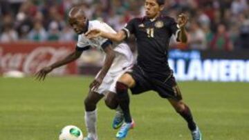 Javier Aquino lucha un balón con DaMarcus Beasley