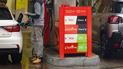 Una persona echa gasolina del surtidor de una gasolinera, a 14 de diciembre de 2022, en Madrid (España). La Comisión Nacional del Mercado y la Competencia (CNMC) ha enviado a sus inspectores a las sedes de Repsol, Cepsa y BP tras recibir denuncias anónimas que acusaban a las energéticas de pactar precios a raíz de los descuentos que estos grupos han aplicado en sus gasolineras ante la escalada del precio de los combustibles. Si se confirma la existencia de estas prácticas anticompetitivas, se daría una infracción de la Ley de Defensa de la Competencia y del Tratado de Funcionamiento de la Unión Europea, y multas de hasta del 10% del volumen de negocios total de las empresas infractoras en el ejercicio inmediatamente anterior al de imposición de la multa o multas que podrían superar los diez millones de euros.
14 DICIEMBRE 2022;LLUVIA;COCHE;SURTIDOR;MANGUERA;
Eduardo Parra / Europa Press
14/12/2022