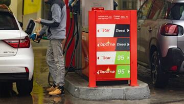 Una persona echa gasolina del surtidor de una gasolinera, a 14 de diciembre de 2022, en Madrid (España). La Comisión Nacional del Mercado y la Competencia (CNMC) ha enviado a sus inspectores a las sedes de Repsol, Cepsa y BP tras recibir denuncias anónimas que acusaban a las energéticas de pactar precios a raíz de los descuentos que estos grupos han aplicado en sus gasolineras ante la escalada del precio de los combustibles. Si se confirma la existencia de estas prácticas anticompetitivas, se daría una infracción de la Ley de Defensa de la Competencia y del Tratado de Funcionamiento de la Unión Europea, y multas de hasta del 10% del volumen de negocios total de las empresas infractoras en el ejercicio inmediatamente anterior al de imposición de la multa o multas que podrían superar los diez millones de euros.
14 DICIEMBRE 2022;LLUVIA;COCHE;SURTIDOR;MANGUERA;
Eduardo Parra / Europa Press
14/12/2022