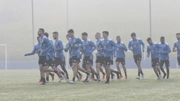 Entrenamiento Deportivo de La Coru&ntilde;a. grupo corriendo niebla