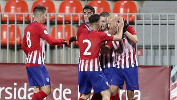 Los jugadores del Atlético B celebran un gol de Mollejo en el Cerro del Espino.