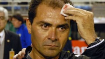 Se jugaba el último minuto del duelo de Octavos de Final entre Boca Juniors y Cruzeiro cuando un hielo fue arrojado desde las gradas de la Bombonera e impactó en la cabeza del juez de línea, Pablo Fandiño. Al final la Conmebol cerró el estadio para eventos internacionales por 30 días y multó a los Xeneizes con 20 mil dólares.