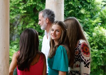 La Princesa Leonor junto a sus padres y hermana en los Jardínes de Alfábia, el 31 de julio de 2023, en Buñola (España). 