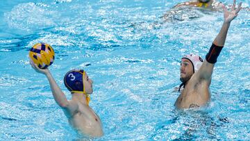 NANTERRE, 09/08/2024.- El español Álvaro Granados (i) lucha por el balón con el italiano Gonzalo Echenique durante el partido de clasificación masculina de waterpolo, este viernes, en Nanterre. EFE/ Sashenka Gutierrez