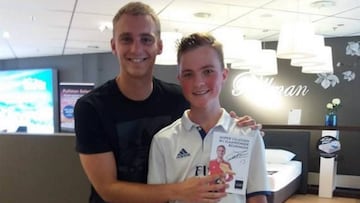 Cillessen tapa el escudo del Madrid a un joven aficionado