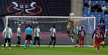 Claudo Bravo despeja un balón aéreo.