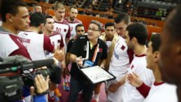 El entrenador de Qatar, Valero Rivera, da instrucciones a sus jugadores durante el partido contra Eslovenia.